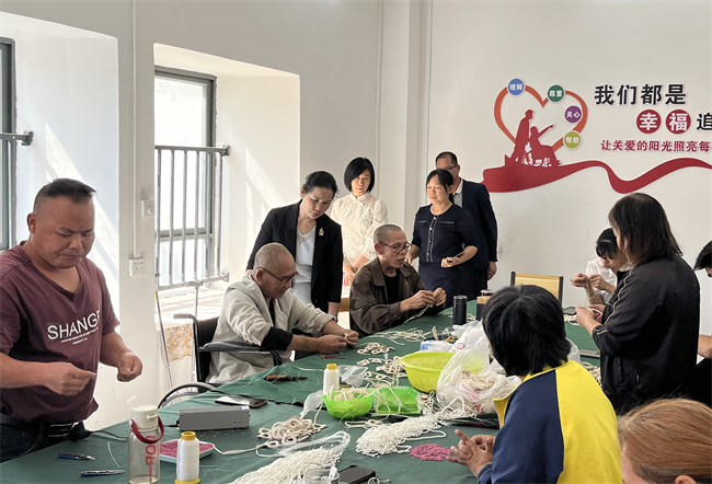 图为调研柳城县助残就业爱心车间